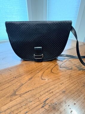 VTG High Fashion Handbags Mode Italy Black Woven Leather Saddle Crossbody Bag